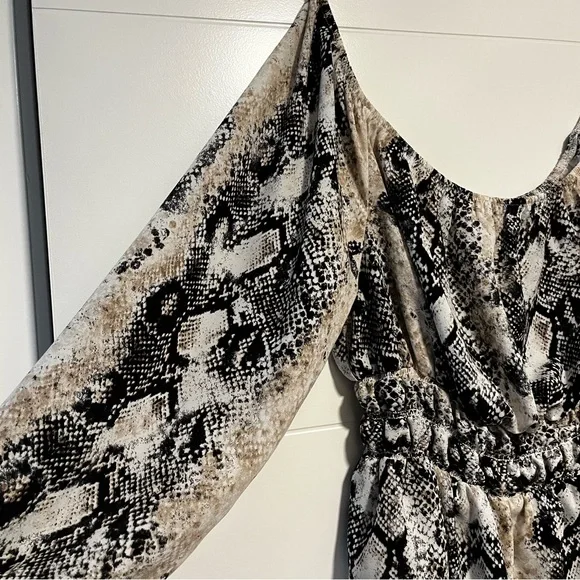 Design Lab | Off Shoulder Snake Print Blouse - Picture 3 of 12